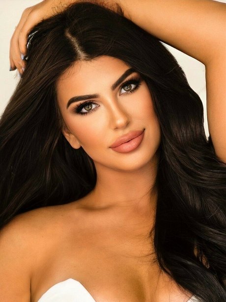 milf aux cheveux noirs onlyfans chaud de haute qualité des photos