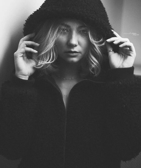 milf aux cheveux noirs onlyfans plutôt sexy img