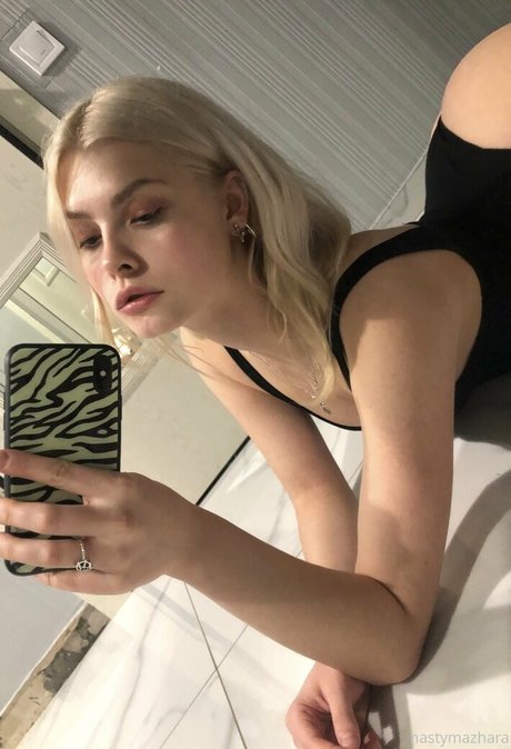 Nastymazhara modèle sympa des photos