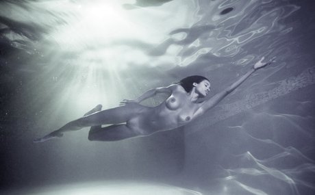 Naki Kaching modèle érotique collection