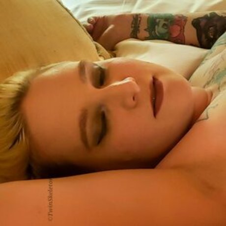 Twin Skeletons actrice images