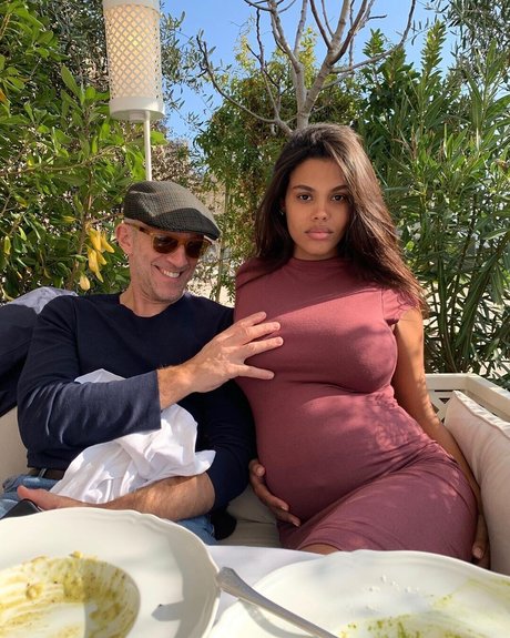 Tina Kunakey modèle adulte img