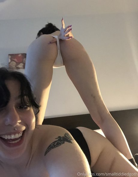 smalltiddiedgoth star du porno gratuite image