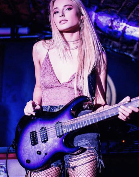 Sophie Lloyd modèle artistique galeries