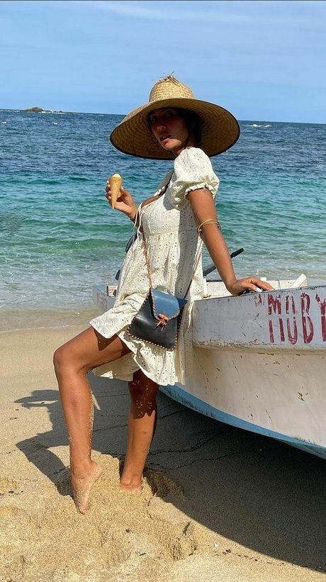 Jackie Cruz haut étoile des photos