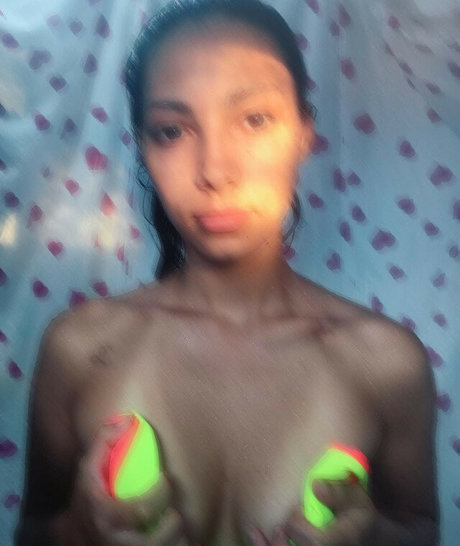 éjacule sur la langue onlyfans adulte chaud image