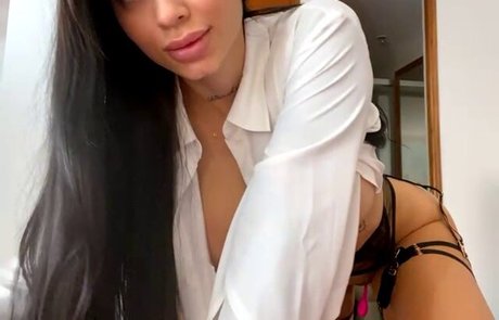 Lara Henao modèle nu collection