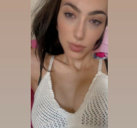 Neja Giotti modèles nus images