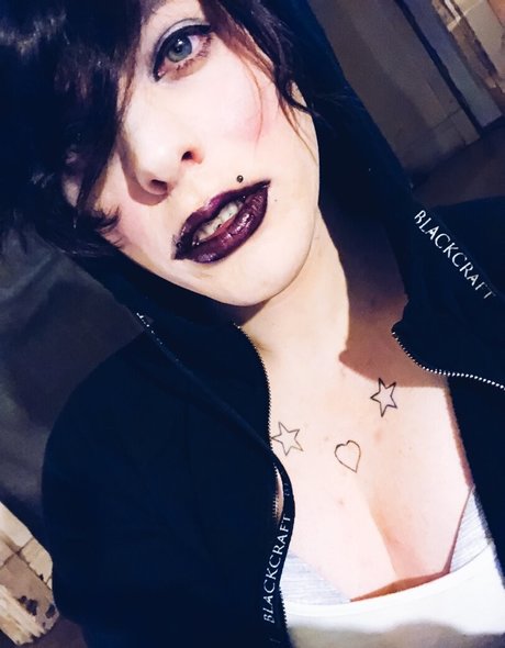 out there rowan actrice nue galeries