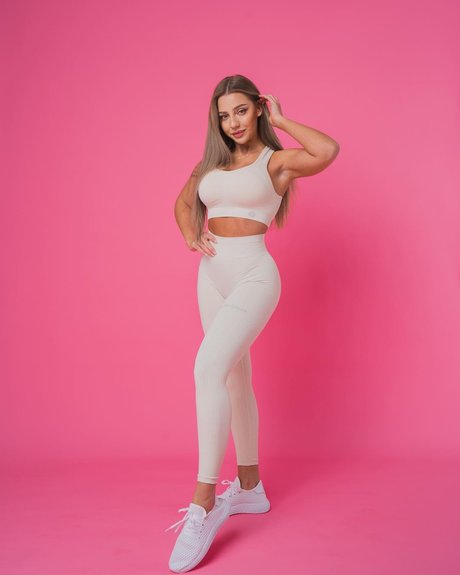 Anya Hryshchenko modèle érotique collection