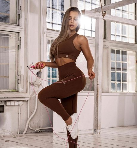 Anya Hryshchenko étoile nue image