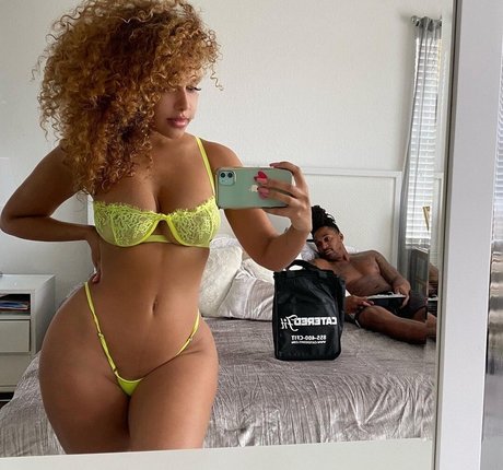 Aisha Thalia star du porno en haute qualité archive