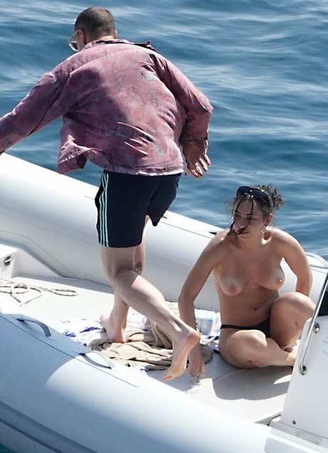 Charlie XCX star du porno belle des photos