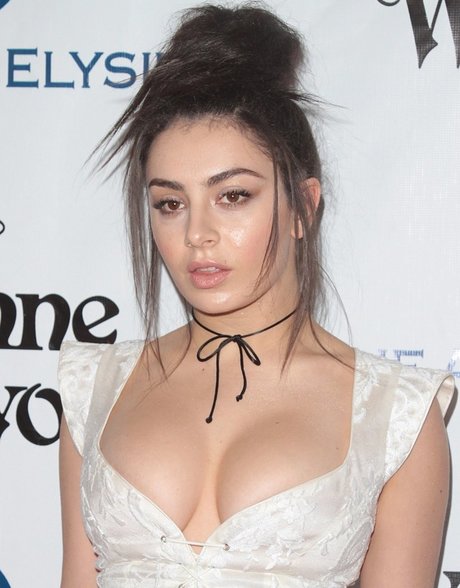 Charlie XCX actrice artistique galerie