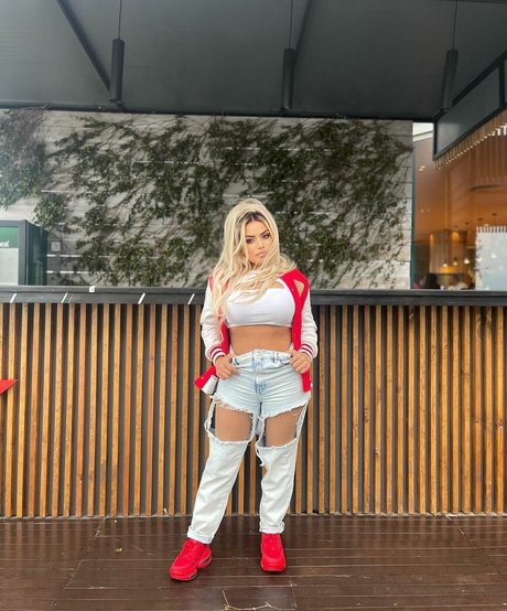 Deli Sana modèle porno photos