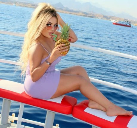 Deli Sana actrice nue archive