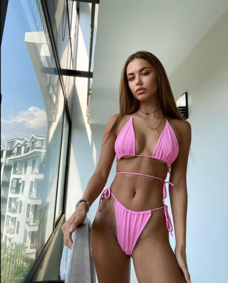 Mia Ricci nus étoiles images