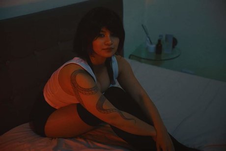 Nyaaati modèle porno des photos