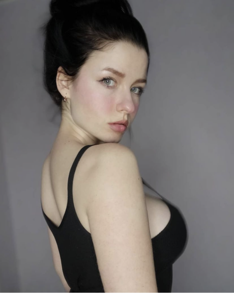 Innervus_ modèle magnifique des photos