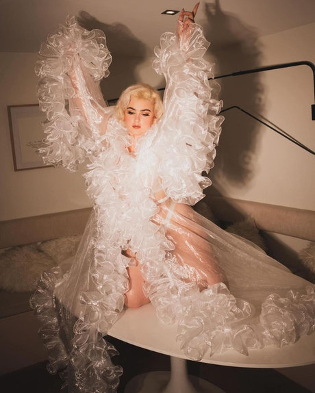 Stefania Ferrario modèle nu img