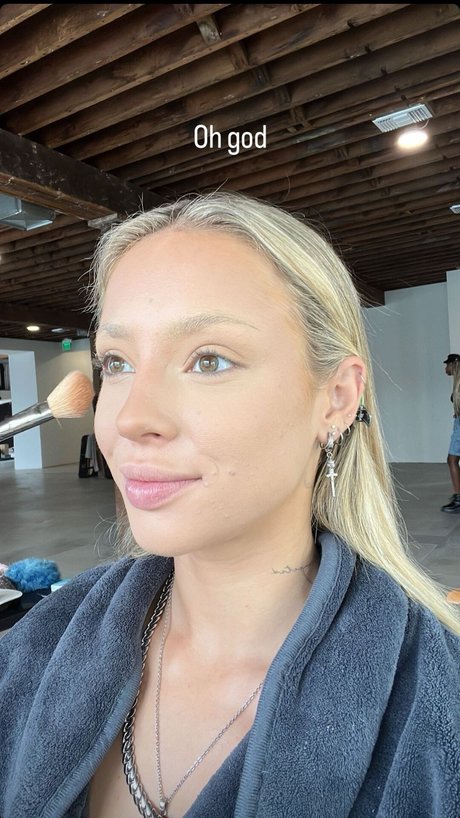 éjacule sur la langue onlyfans adulte exclusif photo