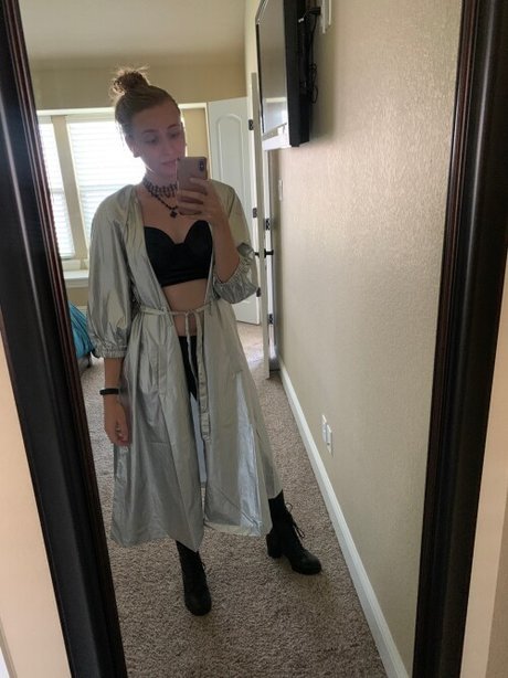 Alanis King modèle artistique galerie