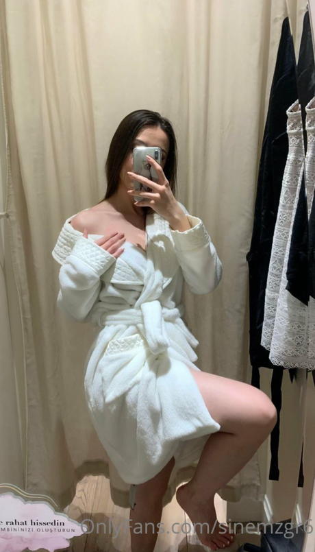 Sinem Ozgur étoile nue images