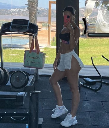 Sinem Ozgur haut modèle galeries