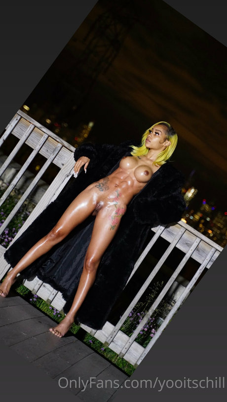 YooItsChill modèle adulte des photos