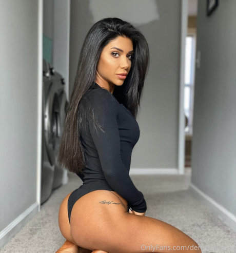 Deniz Saypinar étoile adulte photos