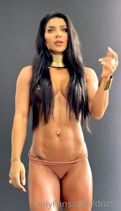 Deniz Saypinar étoile chaude image