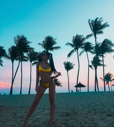 Emma Char étoile nue archive