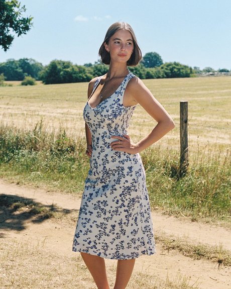 fille courbée dà côté onlyfans nus xxx image