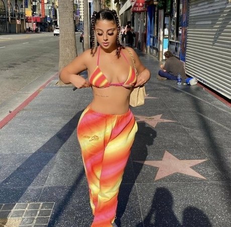 fille courbée dà côté onlyfans jolie adulte images