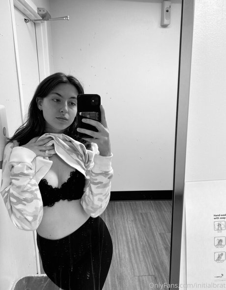 initialbrat star du porno érotique des photos