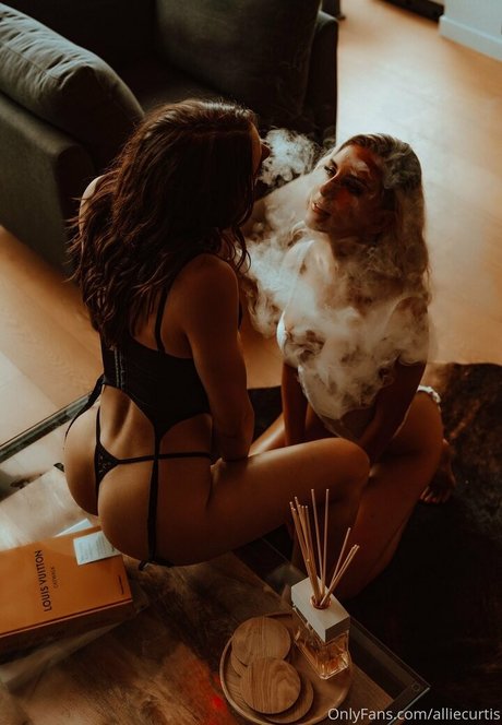 Allie Curtis star du porno xxx image