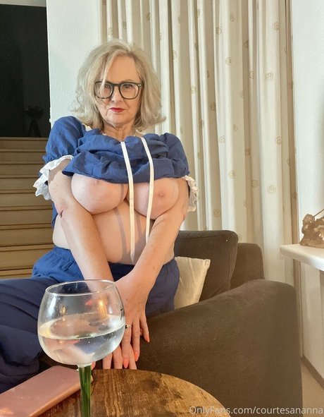 blonde aux gros seins onlyfans haut érotique galerie