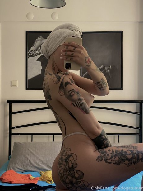 fille courbée dà côté onlyfans gratuit sympa image