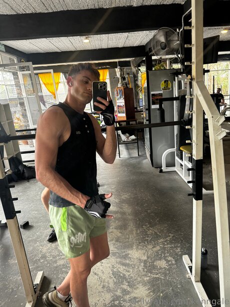 Pologale beau modèle des photos