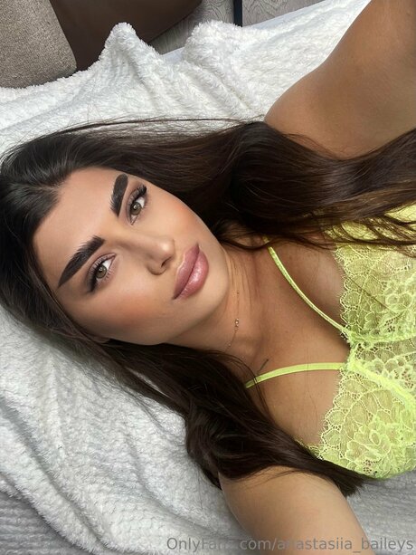 Mia Maddison étoile sexy archive