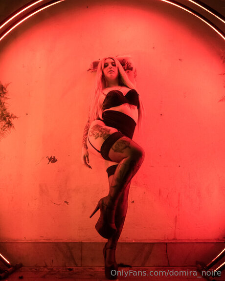 Domira Noire modèle des photos