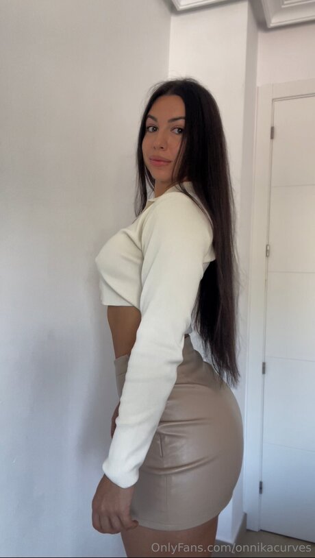 Onnikacurves étoile de l'art galerie