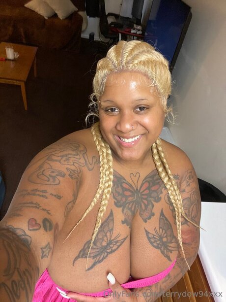 gros seins ébène onlyfans sexy gratuit photo