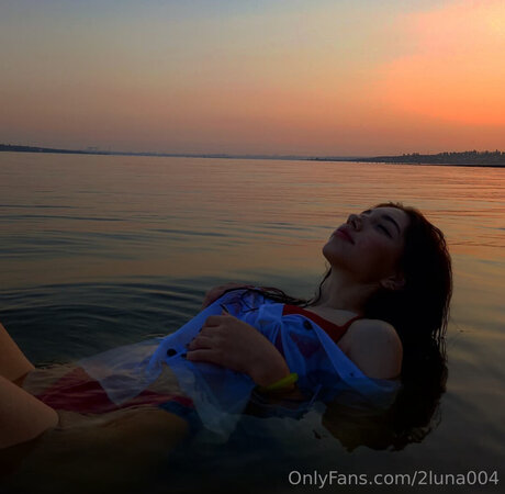 2luna004 modèle pornographique photo