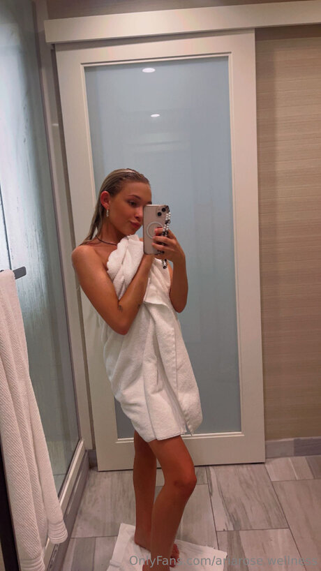 Ariarose Wellness star du porno belle des photos