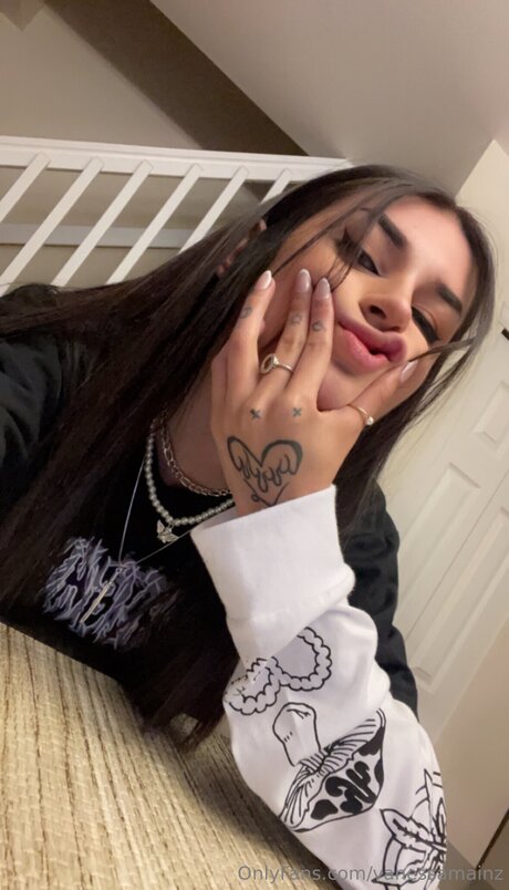 Vanessamainz étoile chaude img