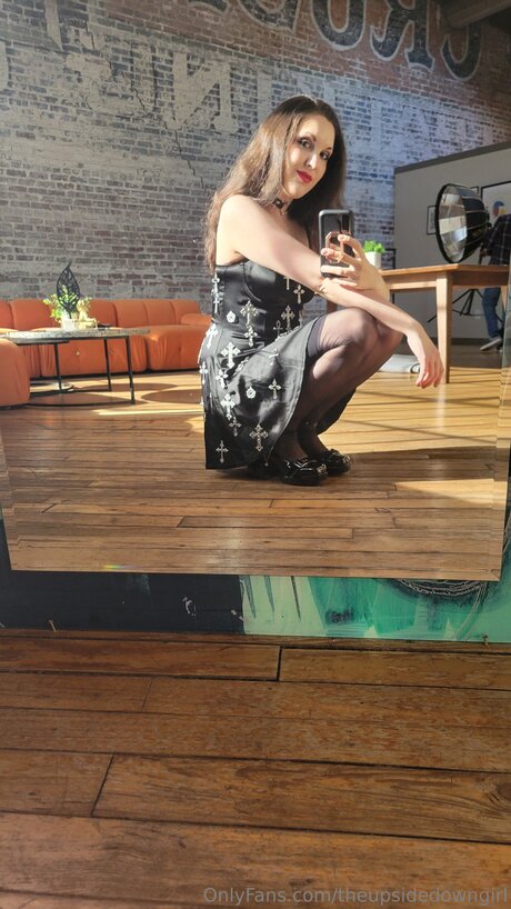 Theupsidedowngirl modèle érotique img