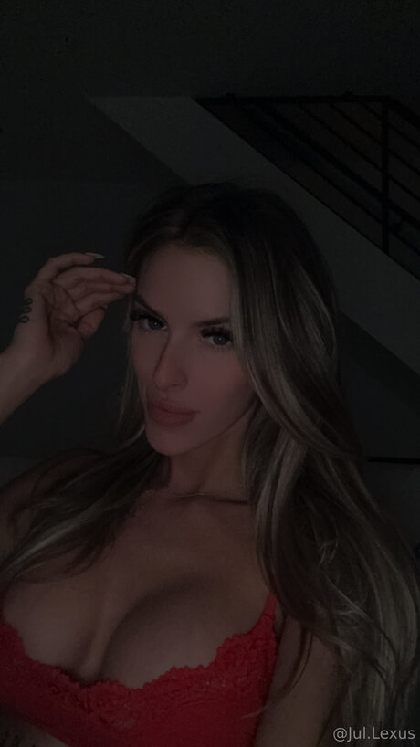 Jul Lexus étoile nue des photos