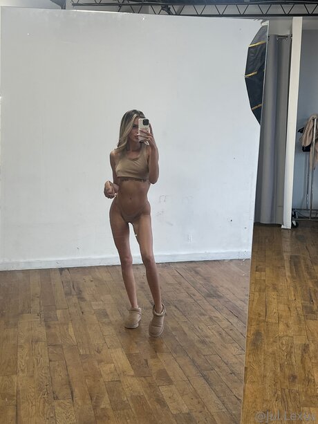 Jul Lexus actrice érotique image