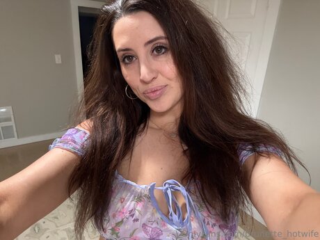 Brunette Hotwife star du porno adulte image